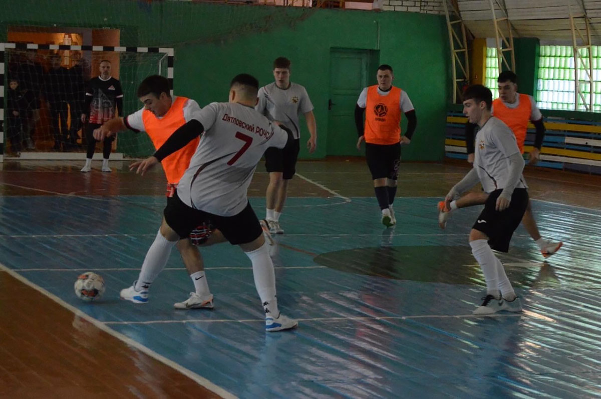 Жаркие матчи на зимнем поле: в Дятлово стартовал чемпионат по мини-футболу