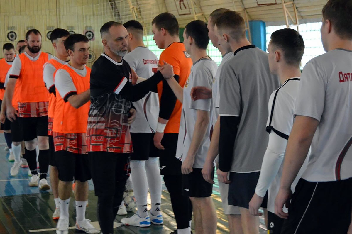 Жаркие матчи на зимнем поле: в Дятлово стартовал чемпионат по мини-футболу