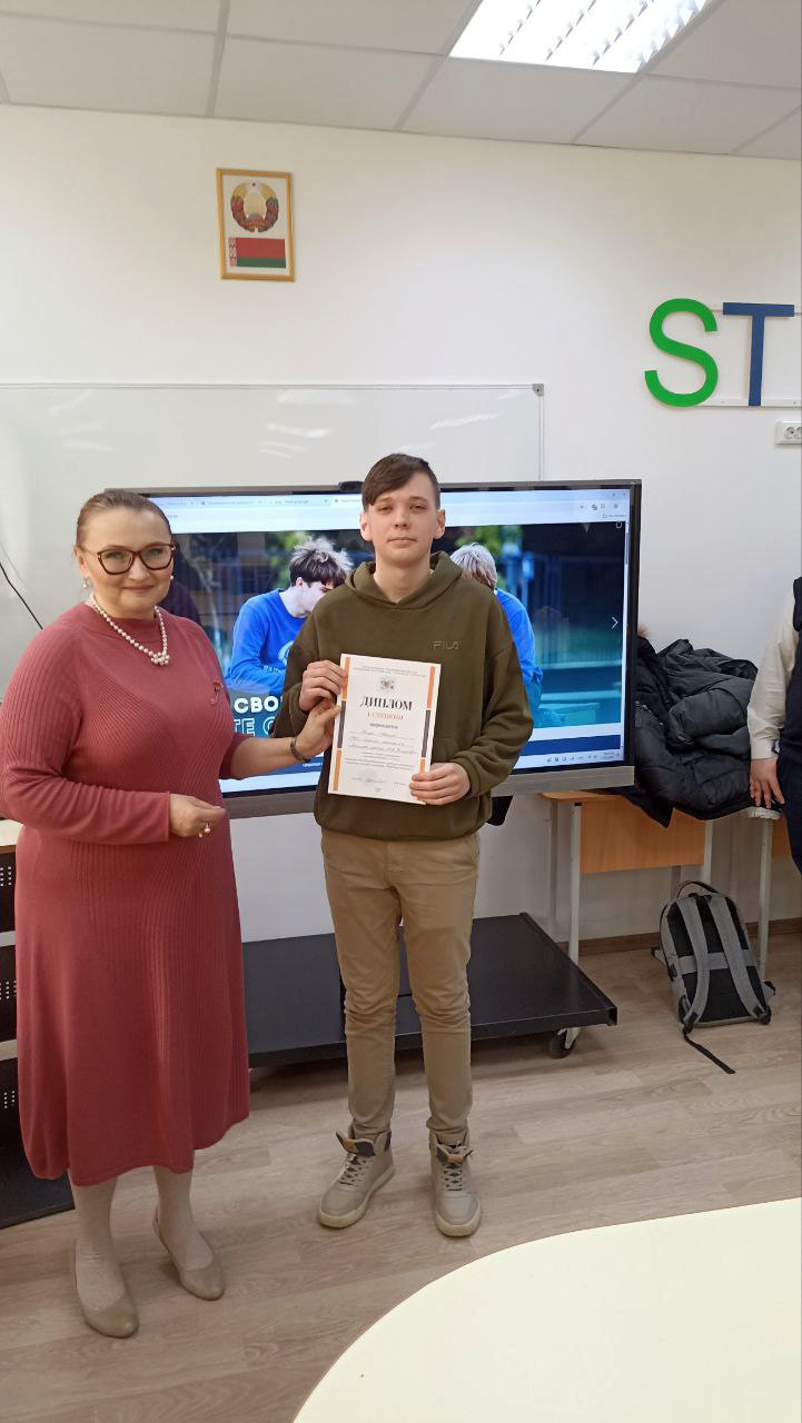 Победители конкурса Инженеры будущего, учащиеся СШ №3 и представители ООО Изоком» Голуб Евгений