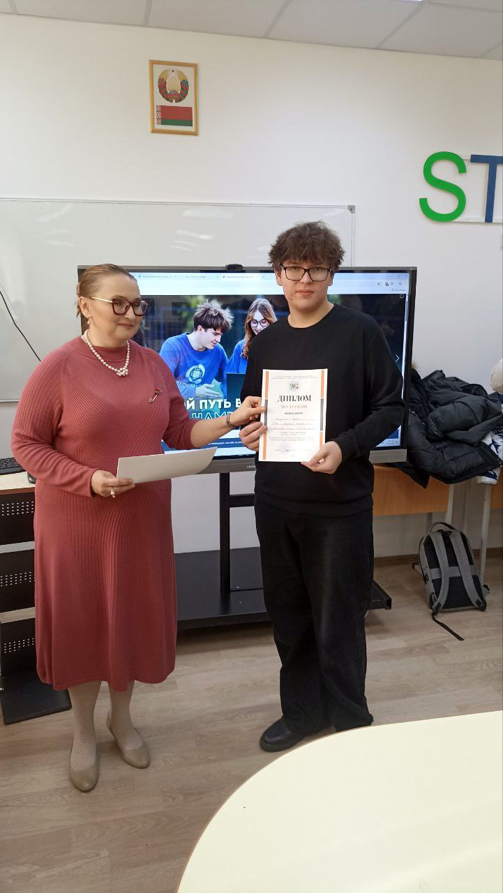 Победители конкурса Инженеры будущего, учащиеся СШ №3 и представители ООО Изоком» Росчупкин Сергей