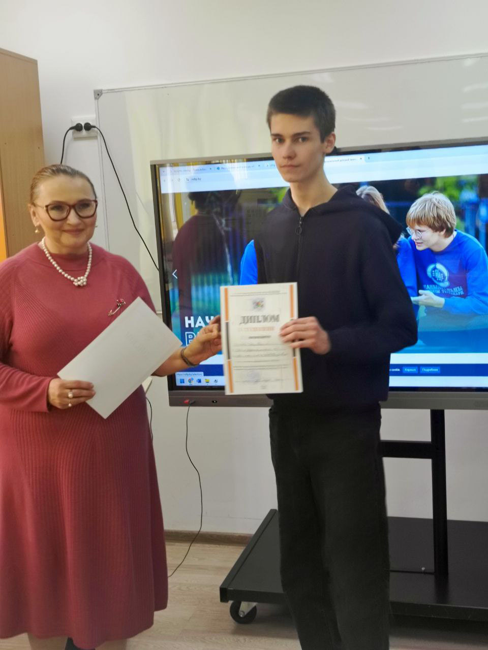 Победители конкурса Инженеры будущего, учащиеся СШ №3 и представители ООО Изоком» Шейбак Кирилл