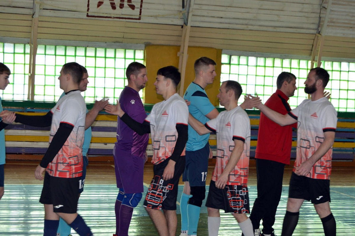 Жаркие матчи на зимнем поле: в Дятлово стартовал чемпионат по мини-футболу. 2-й тур соревнований