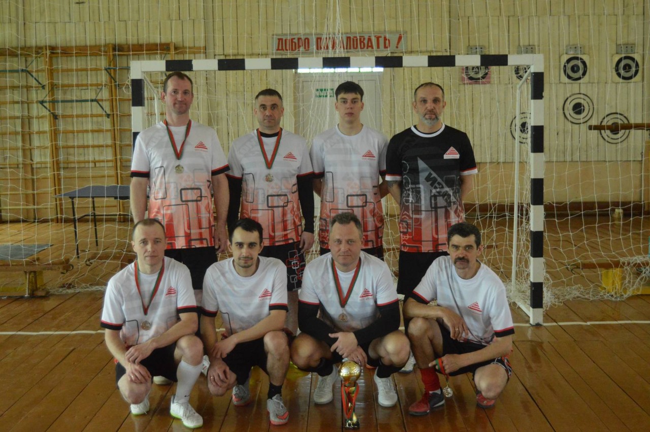 Команда ООО Изоком с серебряными медалями чемпионата Дятлово по мини-футболу