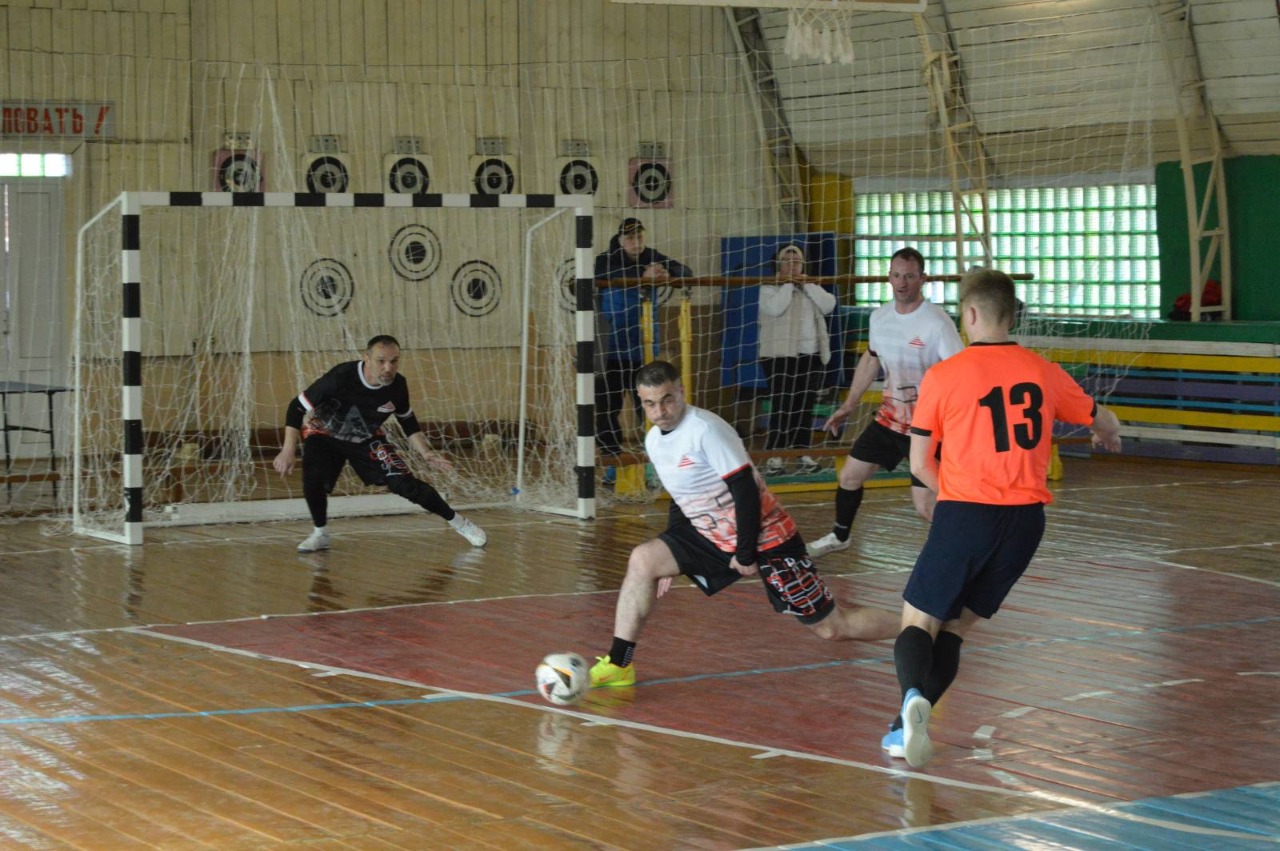 Игровой момент матча Изоком — Селявичи, мини-футбол Дятлово