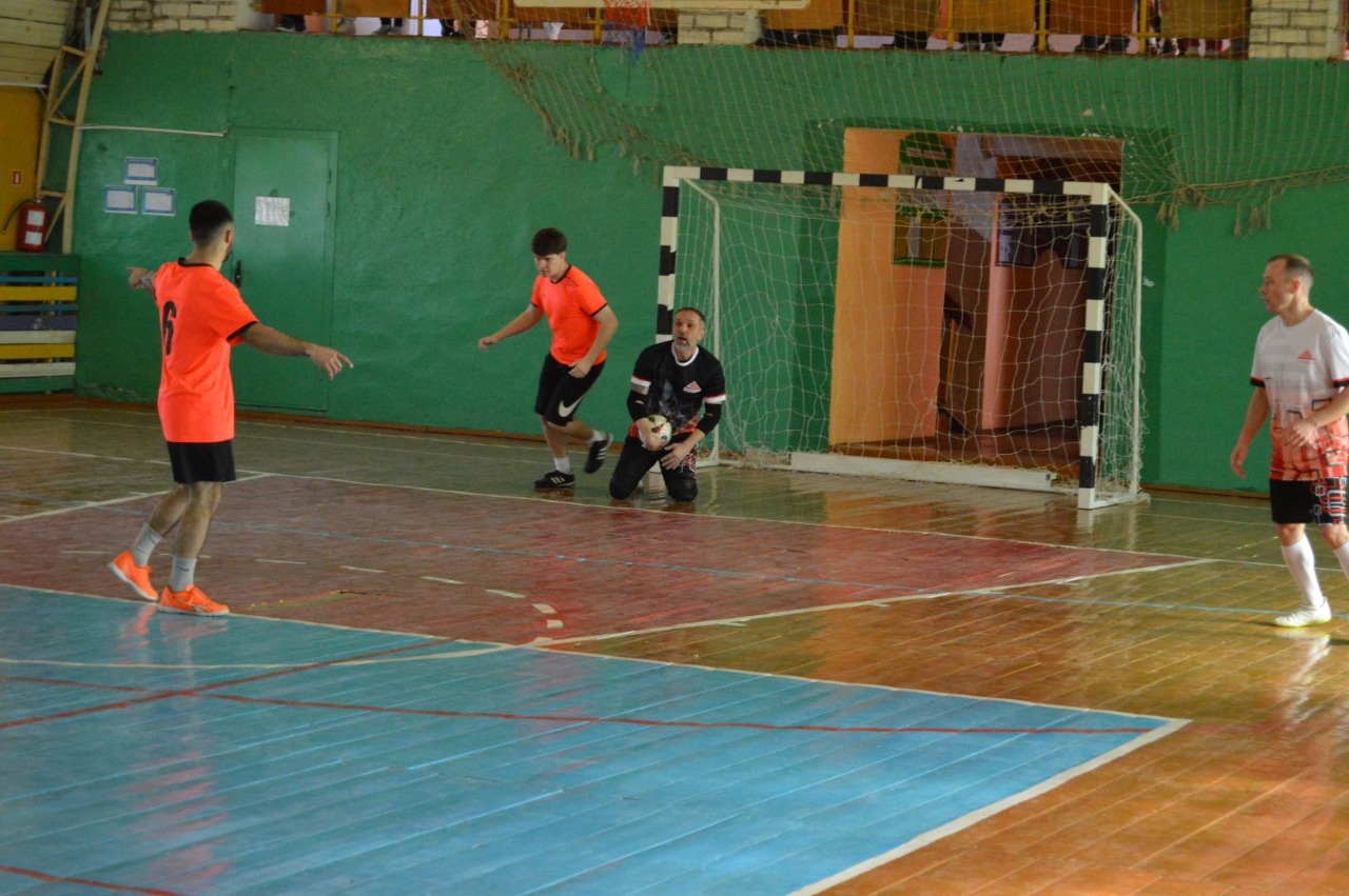 Игровой момент матча Изоком — Селявичи, мини-футбол Дятлово