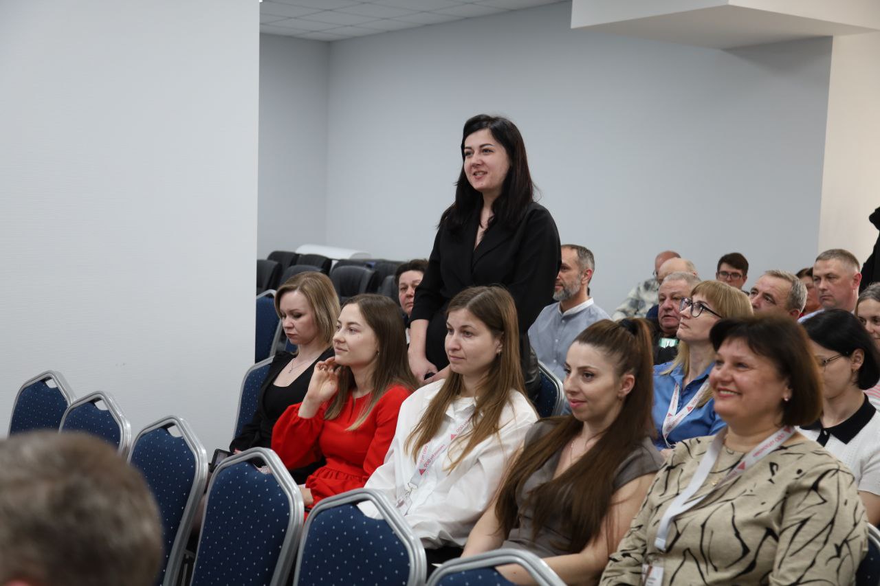 Сотрудник предприятия Изоком  Пластзадает вопрос Роману Бродову