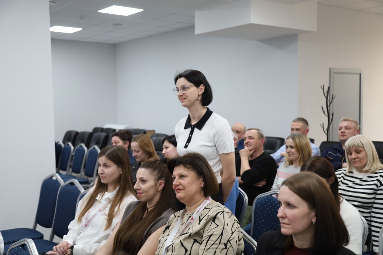 Сотрудник предприятия Изоком  Пластзадает вопрос Роману Бродову