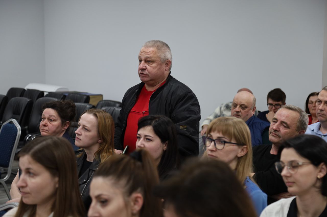 Сотрудник предприятия Изоком задает вопрос председателю райисполкома